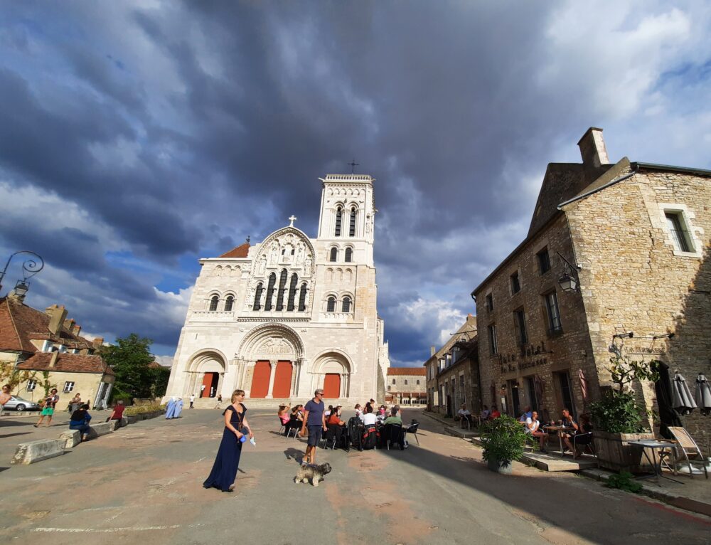 parvis de la basilique de Vézelay